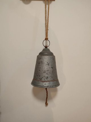 Campana de hojalata con cuerda