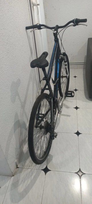 Bicicleta de montaña negra y azul