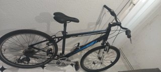 Bicicleta de montaña negra y azul