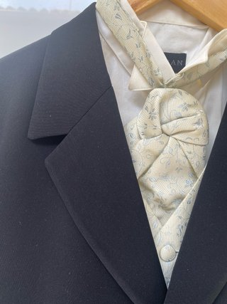 Traje de Novio Negro y bordados plateados