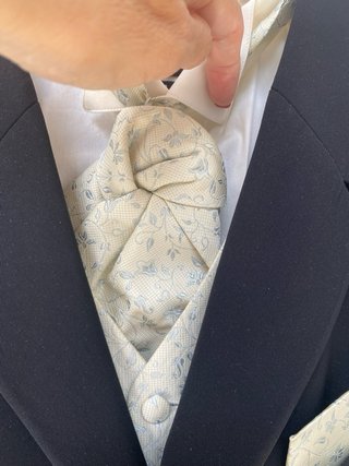 Traje de Novio Negro y bordados plateados