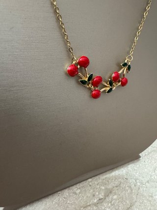 Collana con ciliegie in acciaio dorato