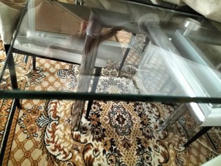 Mesa de cristal templado y metal plateado