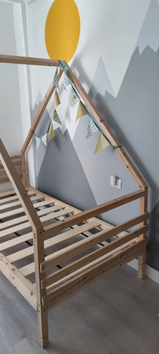 Cama infantil tipo cabaña de madera
