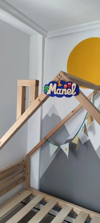 Cama infantil tipo cabaña de madera