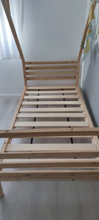 Cama infantil tipo cabaña de madera