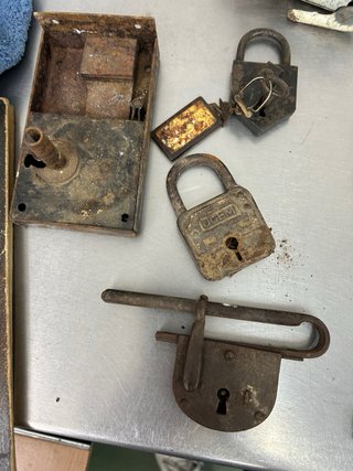Lote de llaves antiguas y candados