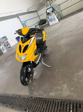 Yamaha Aerox Negra y Amarilla