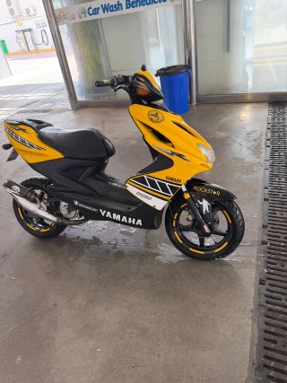 Yamaha Aerox Negra y Amarilla