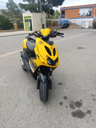 Yamaha Aerox Negra y Amarilla