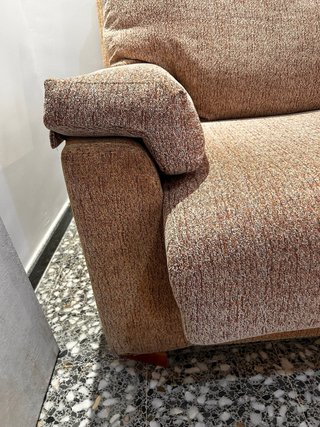 Sofá de tela beige y gris