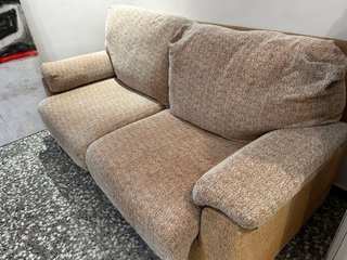 Sofá de tela beige y gris