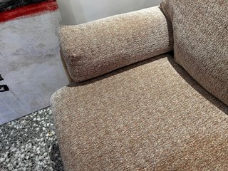 Sofá de tela beige y gris