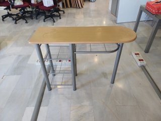 Mesa auxiliar con estantes