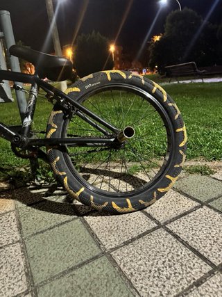 Bmx negra con ruedas personalizadas