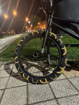 Bmx negra con ruedas personalizadas