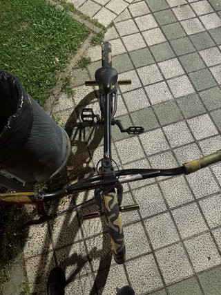 Bmx negra con ruedas personalizadas