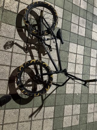 Bmx negra con ruedas personalizadas