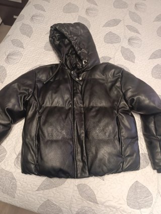 Abrigo polipiel negro con capucha