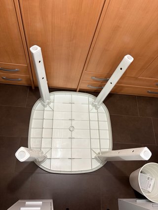 Mesa redonda blanca para terraza o jardín