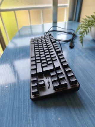 Teclado Mecánico Krom TKL Negro