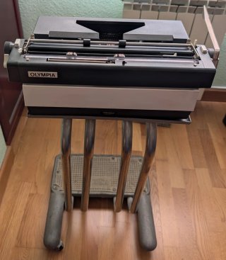 Máquina Escribir Olympia SG3 + Mesa