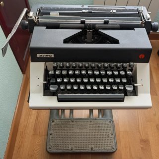 Máquina Escribir Olympia SG3 + Mesa