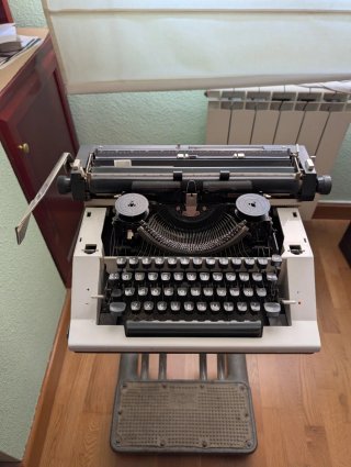 Máquina Escribir Olympia SG3 + Mesa