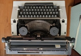 Máquina Escribir Olympia SG3 + Mesa
