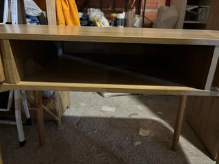 Mueble de entrada de madera con cajones y hueco