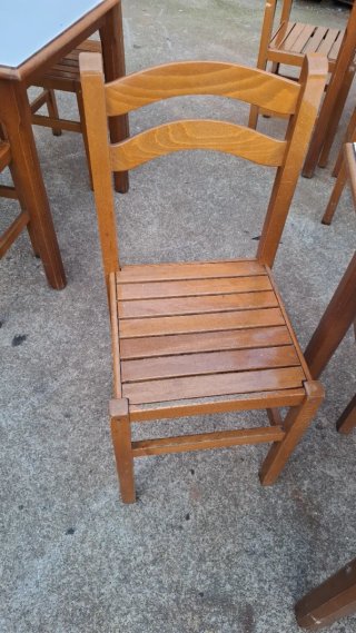 Tavoli, sedie e sgabelli da bar in legno massello.