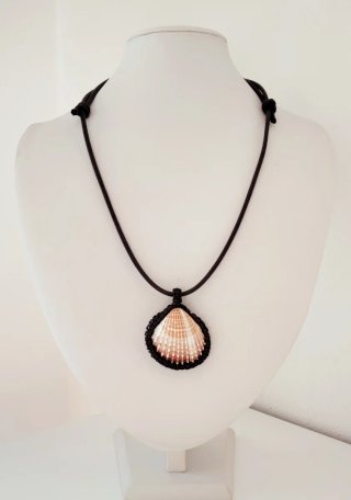 Collana macramè con conchiglia naturale