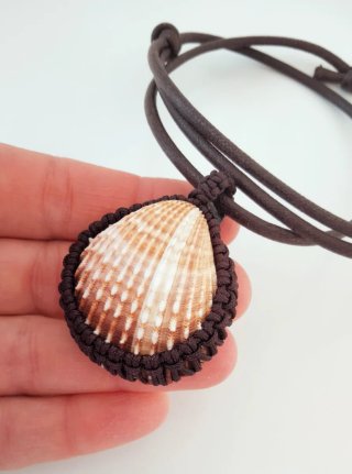 Collana macramè con conchiglia naturale