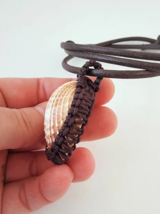 Collana macramè con conchiglia naturale