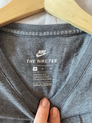 Camiseta Nike gris