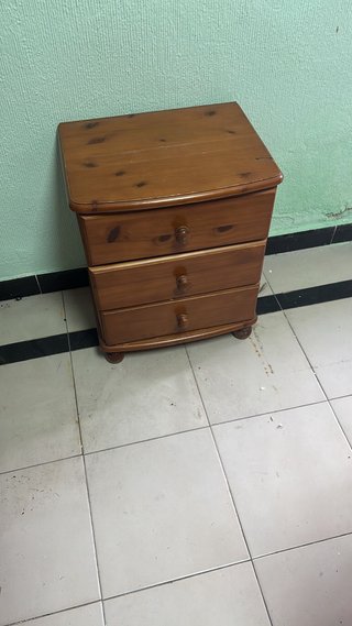 Dos mesitas de noche de madera