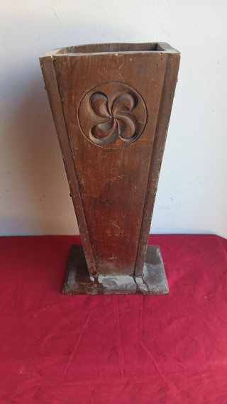 Pieza de madera vasca tallada