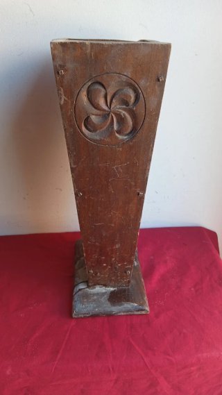 Pieza de madera vasca tallada