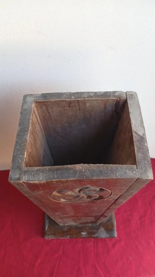 Pieza de madera vasca tallada