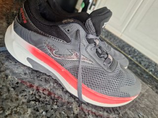Zapatillas Joma running grises y rojas
