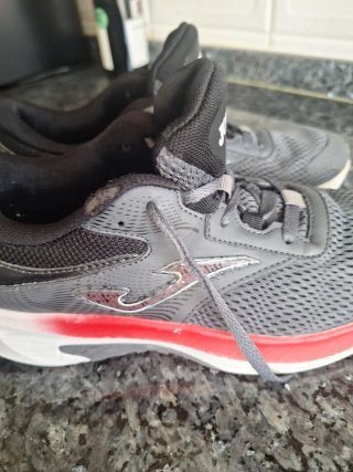 Zapatillas Joma running grises y rojas