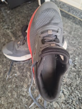Zapatillas Joma running grises y rojas