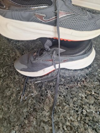 Zapatillas Joma running grises y rojas