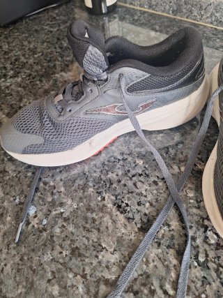 Zapatillas Joma running grises y rojas