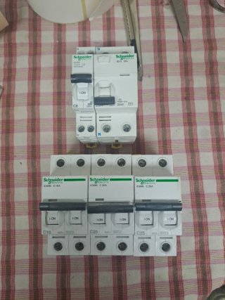 Lote 5 Interruptores Schneider Electric