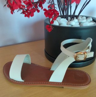 Sandalias blancas con correa en tobillo