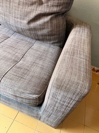 Sofá de tela gris y marrón