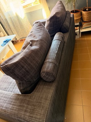 Sofá de tela gris y marrón