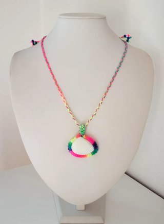 Collana macramè con conchiglia bianca