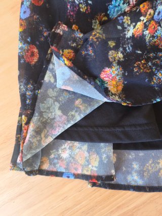 Falda estampada flores negra multicolor